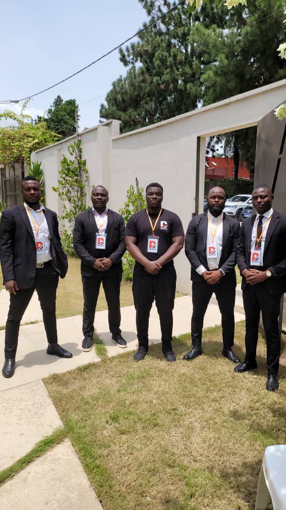 Équipe de 5 agents de sécurité en costume - Protection Professionnelle